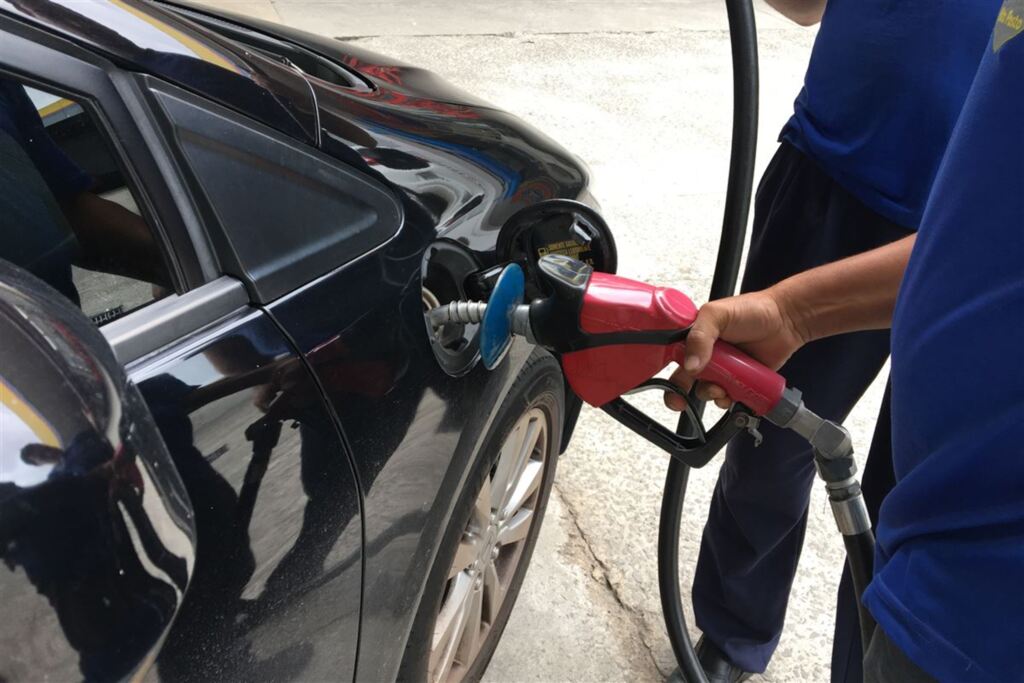 Preço da gasolina sobe nas refinarias pelo segundo dia consecutivo