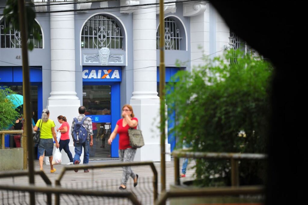 Quem nasceu em março e abril começa a receber o abono salarial do PIS 2017