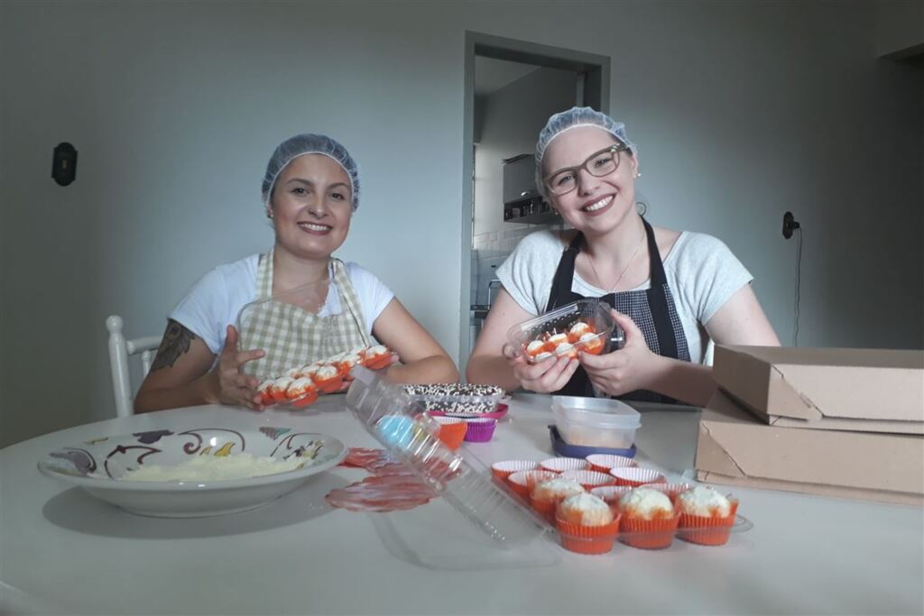 Fotos: Arquivo Pessoal - Ivana Camargo (à esq.) e Gabriela Toniolo dividem o tempo nos estudos de Fisioterapia com a confecção de doces. O lucro vai para realizarem cursos de especialização