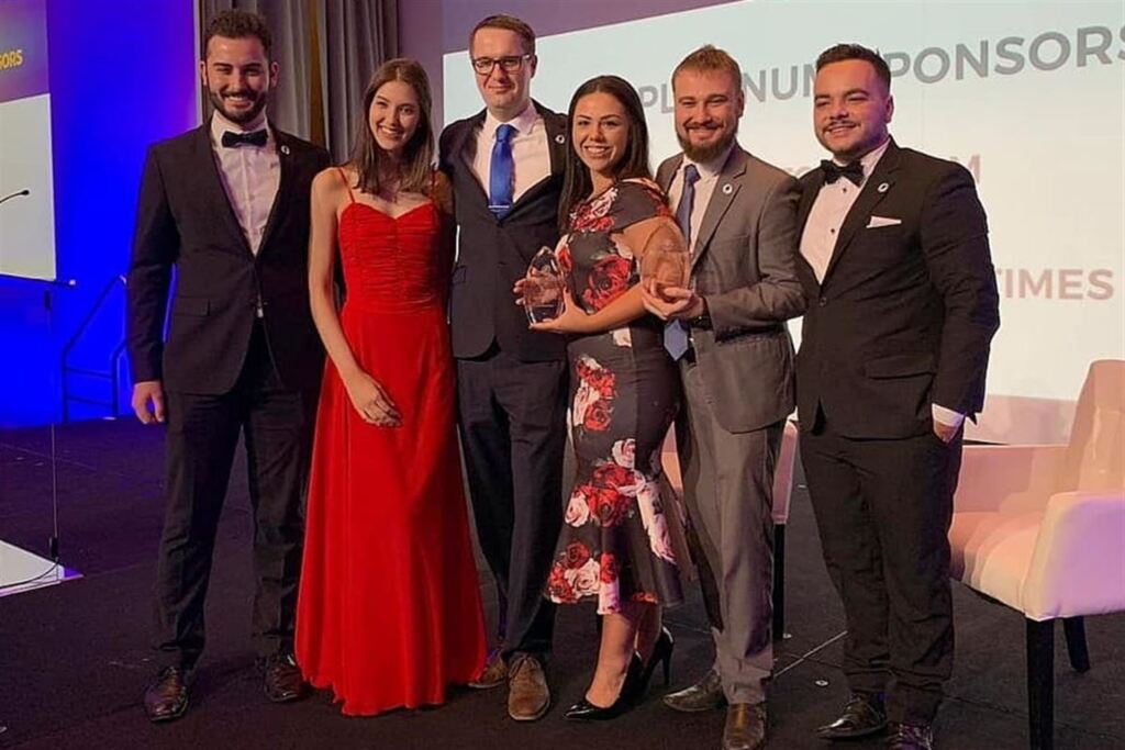 Foto: Nêmora Schuh (Divulgação) - Os estudantes do Clube Farroupilha durante a premiação, quinta à noite, em Washington, nos Estados Unidos: Giuseppe Riesgo (a partir da esq.), Luiza Sangoi, Wolf Von Laer, Nêmora Schuh, Fabrício Sanfelice e André Freo
