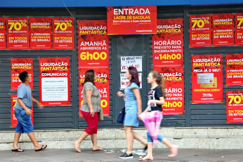 VÍDEO: comércio de Santa Maria abre temporada de liquidações