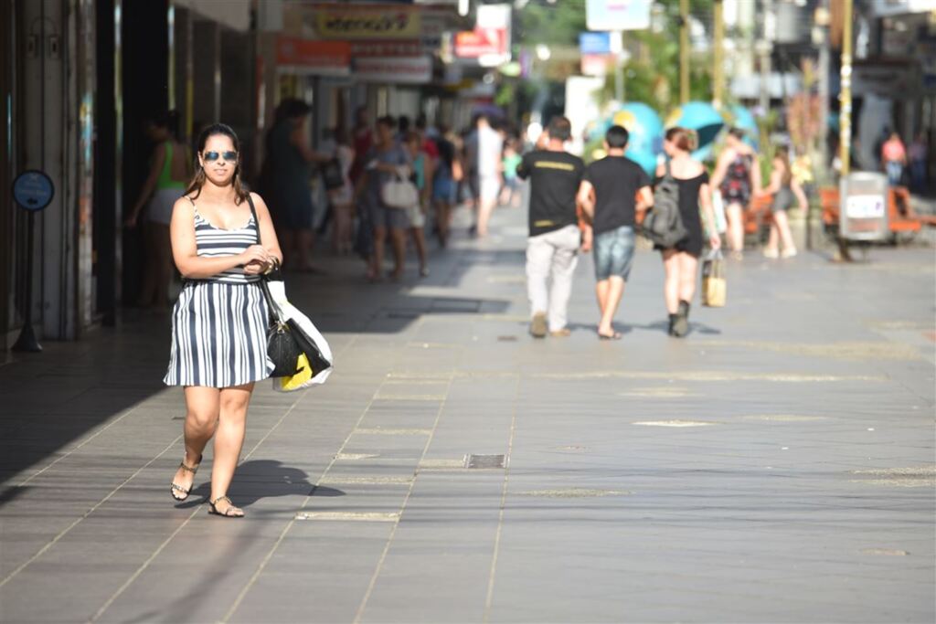 Foto: Gabriel Haesbaert - Mesmo com calor, muitos clientes foram comprar no Centro neste domingo