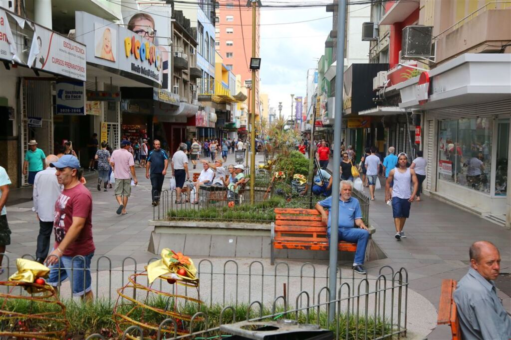 Lojas de Santa Maria vão ficar abertas até mais tarde a partir deste sábado