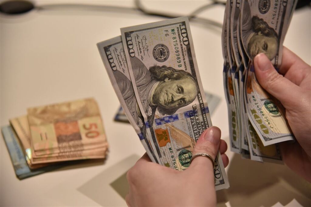 Dólar cai 2,35% e recua a R$ 3,76; Bovespa sobe 4,57%