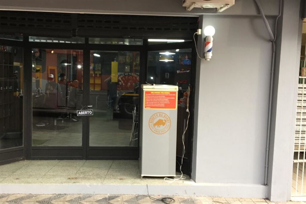 Barbearia coloca geladeira para doação de alimentos a moradores das ruas de Santa Maria