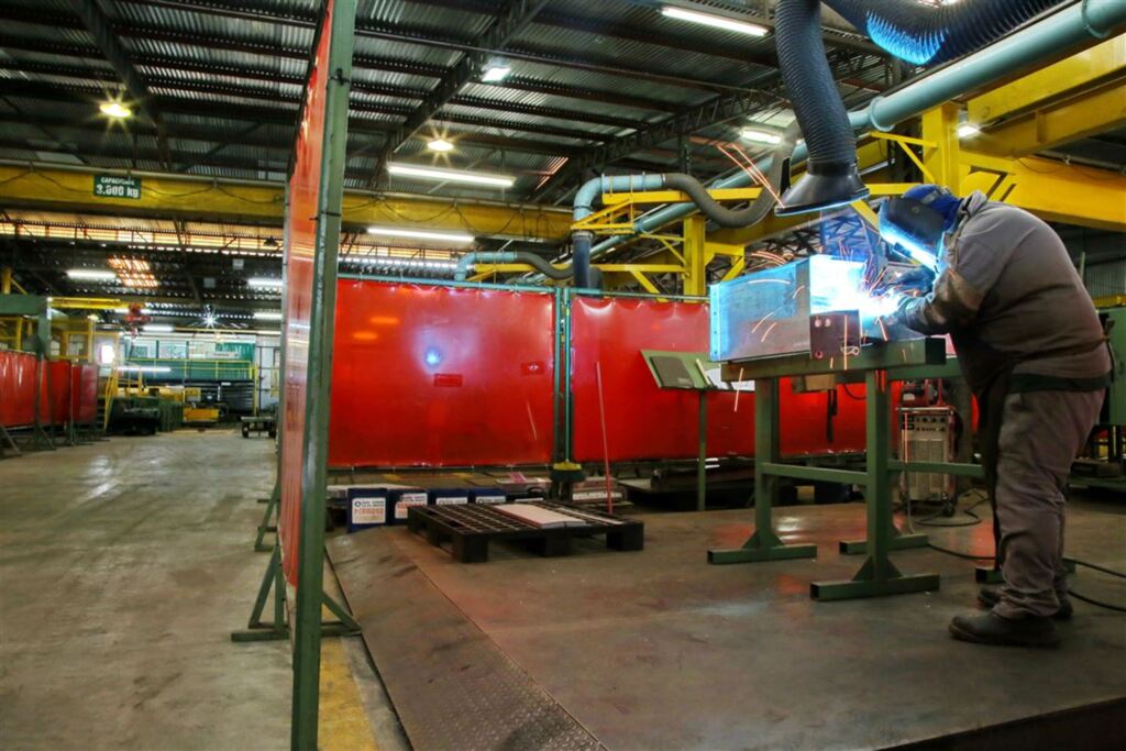 Alta do dólar provoca aumento nos preços de remédios e alimentos