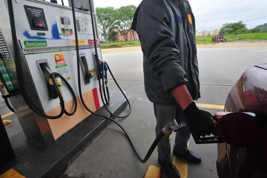 Gasolina pode ter reajustes a cada 15 dias