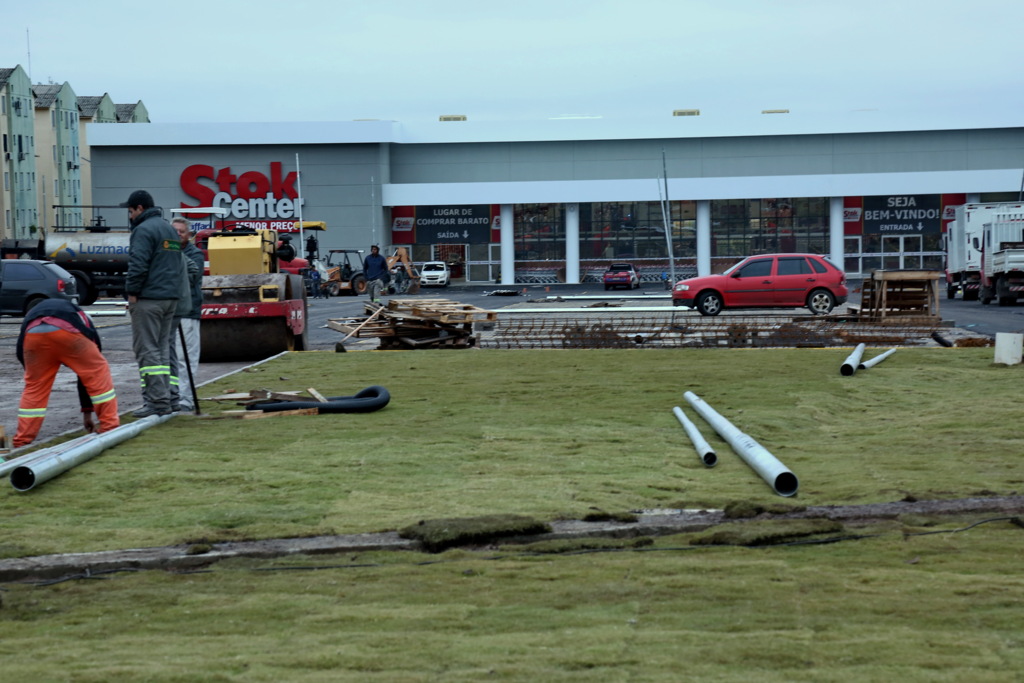 Foto: Charles Guerra (Diário) - Ontem à tarde, operários trabalhavam para concluir obras externas no calçamento e gramado do novo empreendimento