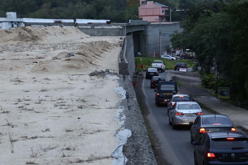 Foto: Charles Guerra (Diário) - Obra de duplicação da Faixa Velha de Camobi
