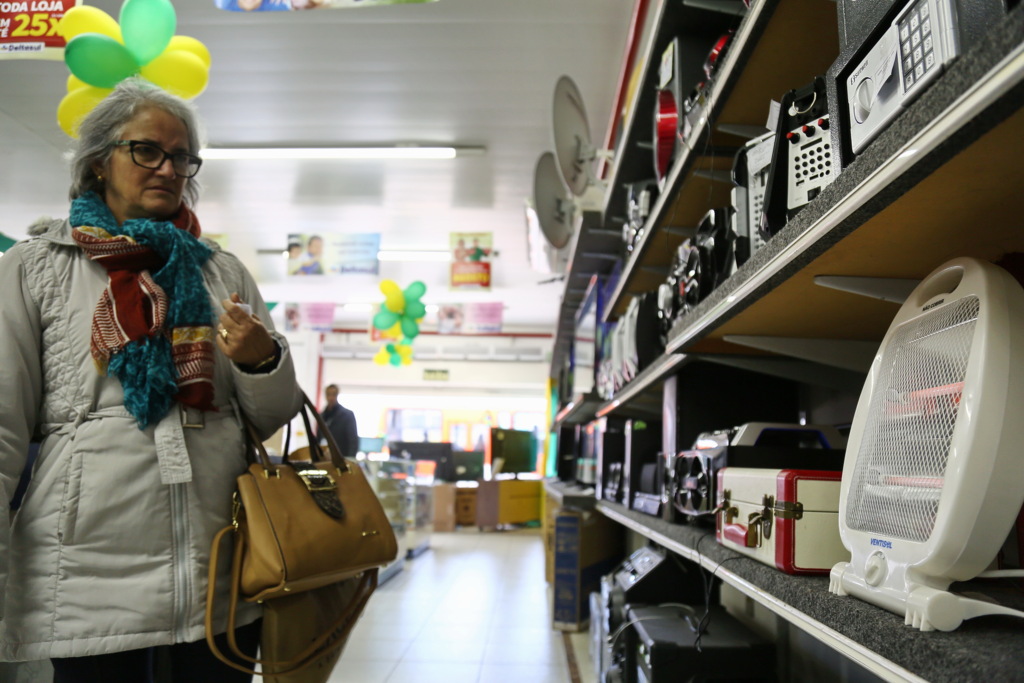 Foto: Charles Guerra (Diário) - A técnica em enfermagem Rosângela Gomes comprou um dos dois aparelhos que restavam nesta loja da Rua do Acampamento