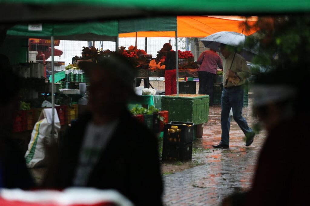Feira de hortifrúti tem outra edição nesta terça na Praça dos Bombeiros