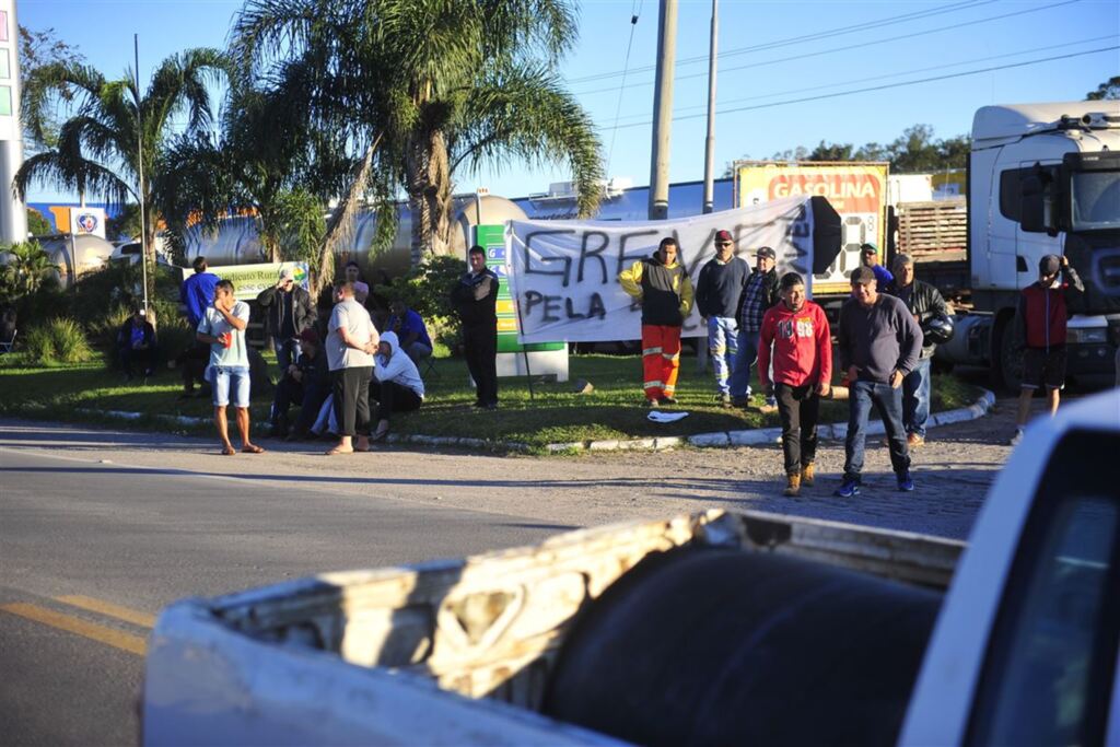 Foto: Renan Mattos (Diário) - Concentração de profissionais na BR-158