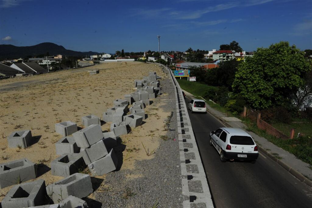 Foto: Charles Guerra (Arquivo Diário) - Paralisação da duplicação da Faixa Velha de Camobi (ERS-509)
