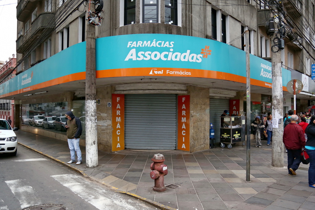 Foto: Charles Guerra - Farmácias Associadas da Rio Branco esquina Venâncio Aires fechada