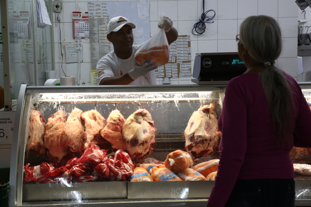 título imagem Preço do frango reduz e deve puxar para baixo o valor da carne de gado e de porco