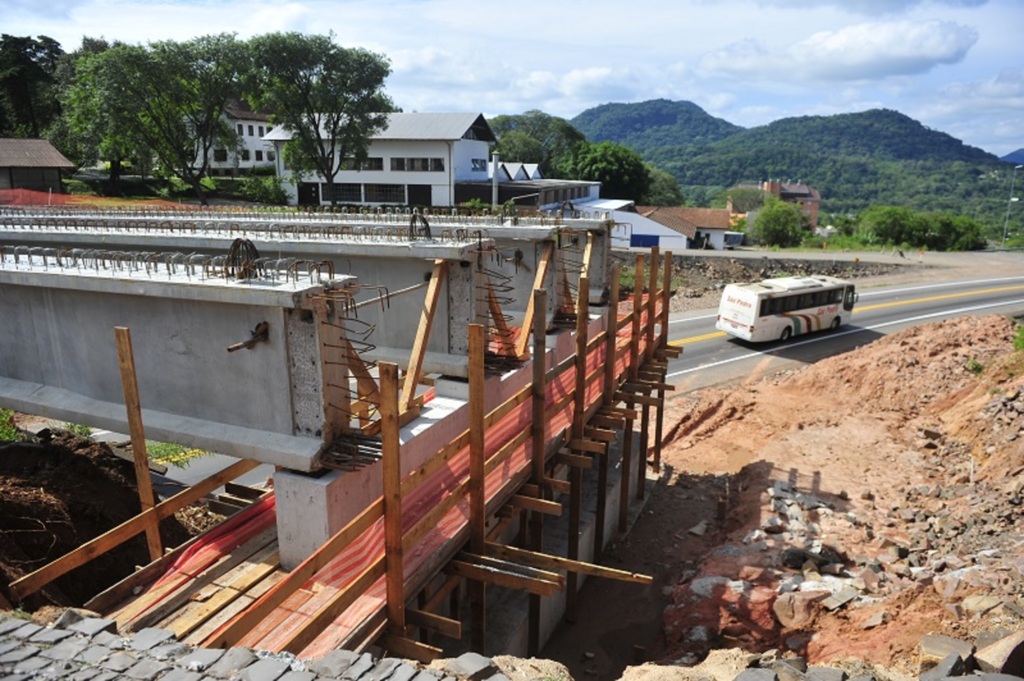 Cinco viadutos e uma ponte devem ficar prontos até o final do ano em Santa Maria