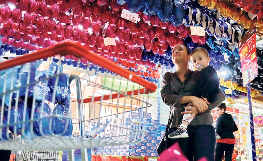Foto: Lucas Amorelli (Diário) - Jocelaine Pereira foi ao supermercado ontem procurar presentes de Páscoa para o filho Bernardo, 1 ano e 4 meses