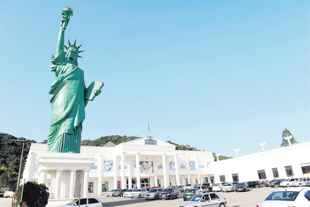 Dono da Havan visita Santa Maria, mas evita falar em abertura de filial na cidade