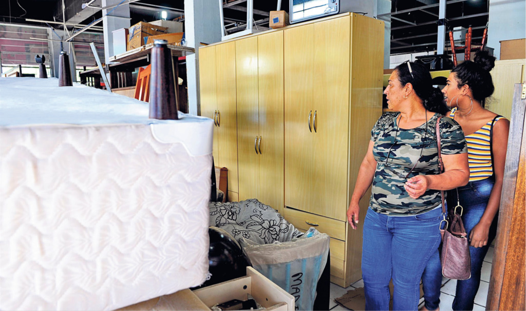 Foto: Charles Guerra (Diário) - A estudante Maria Vitória veio de Uruguaiana para estudar Direito em Santa Maria. Para mobiliar a casa, foi com a mãe Vanessa até um brique, por ser mais barato