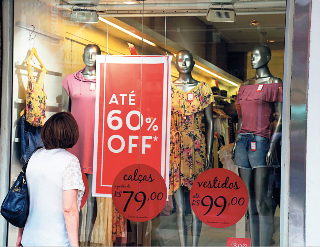 Foto: Lucas Amorelli - Cartazes e adesivos que anunciam os descontos são os grandes atrativos das vitrines
