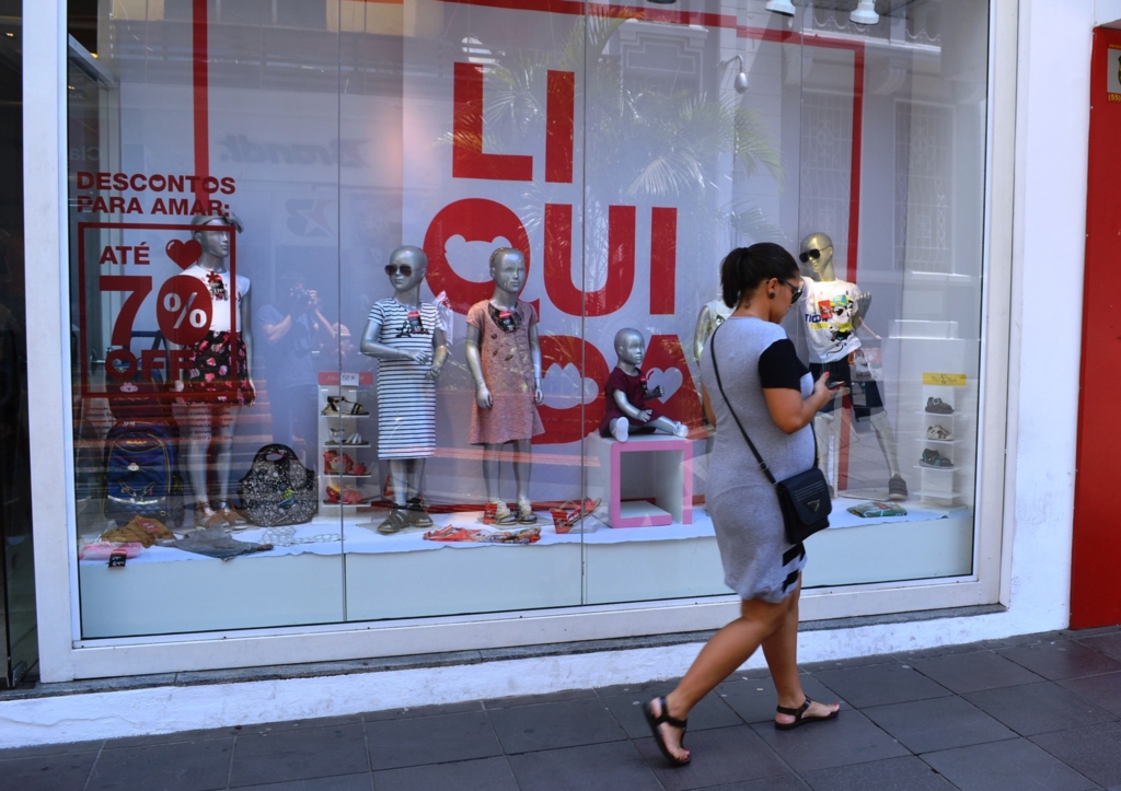 Diogo Brondani (Diário) - Algumas lojas já fazem suas promoções próprias. A partir de hoje, estabelecimentos participantes do Liquida devem ser sinalizados com adesivos e cartazes da campanha que vai até o dia 24 de fevereiro