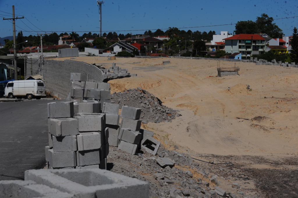 Foto: Charles Guerra, 09/10/2017, Diário - A principal parte da obra que falta ser concluída é a dos aterros para o novo viaduto da Faixa Velha