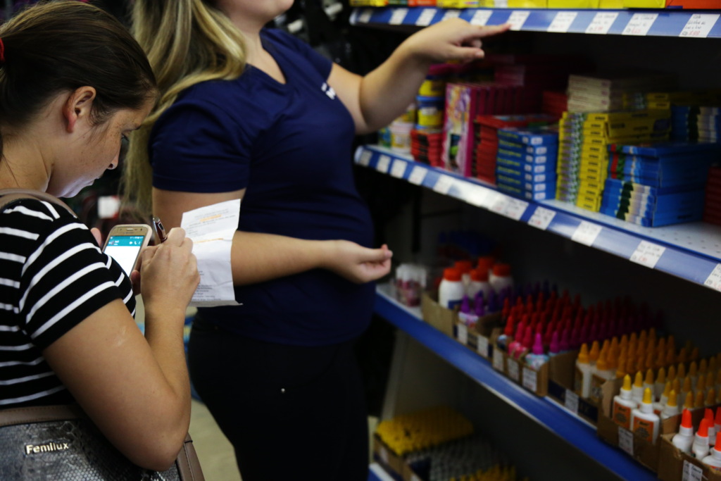 Lucas Amorelli (Diário) - Lista e calculadora nas mãos são as cenas mais vistas em em lojas de material escolar nesta época do ano