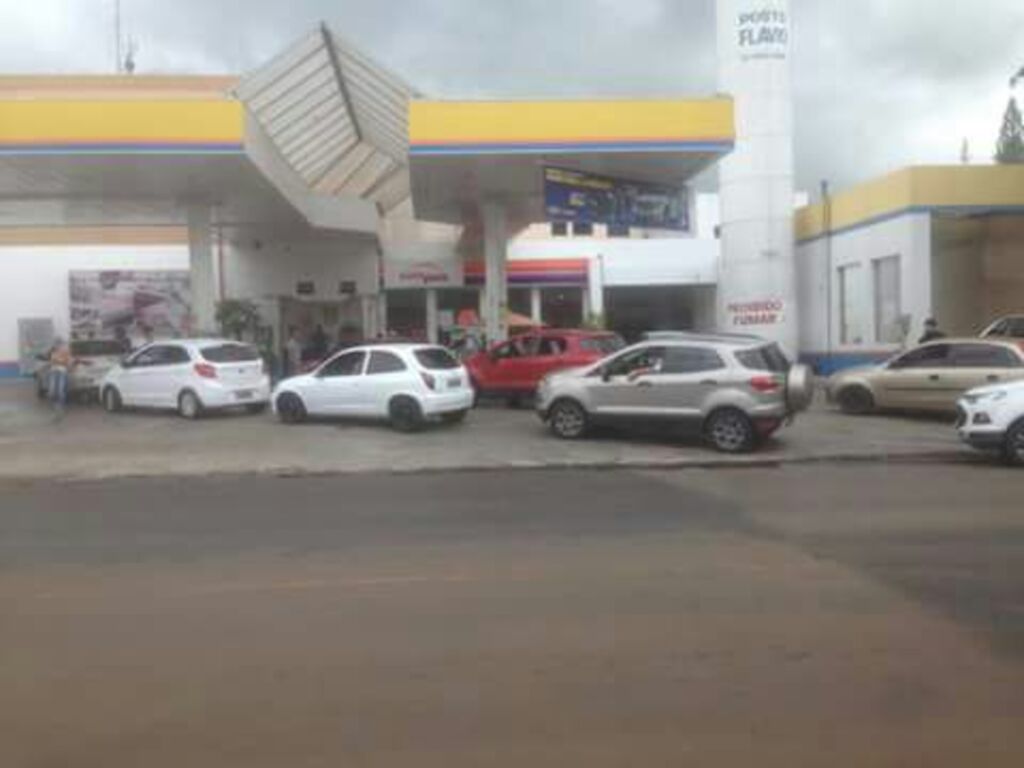 Grupo faz protesto contra preços altos da gasolina em Santiago