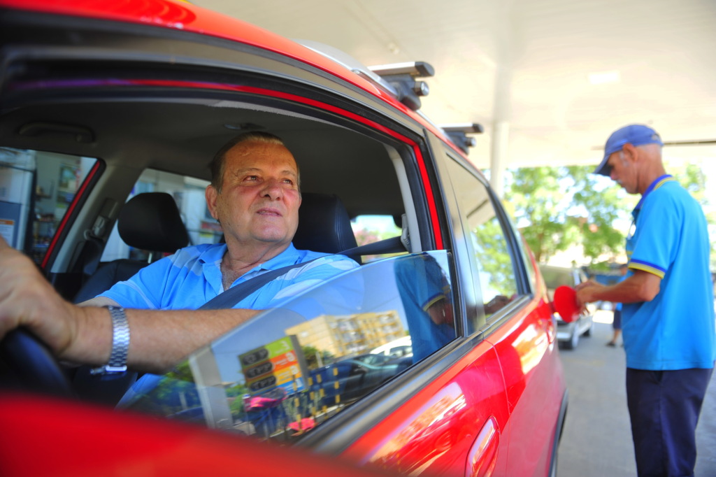 Gabriel Haesbaert (Diário) - Pedro Fassinato, 73 anos, tem quatro carros na empresa, que consomem 300 litros por semana. Alta nos postos pesou no orçamento