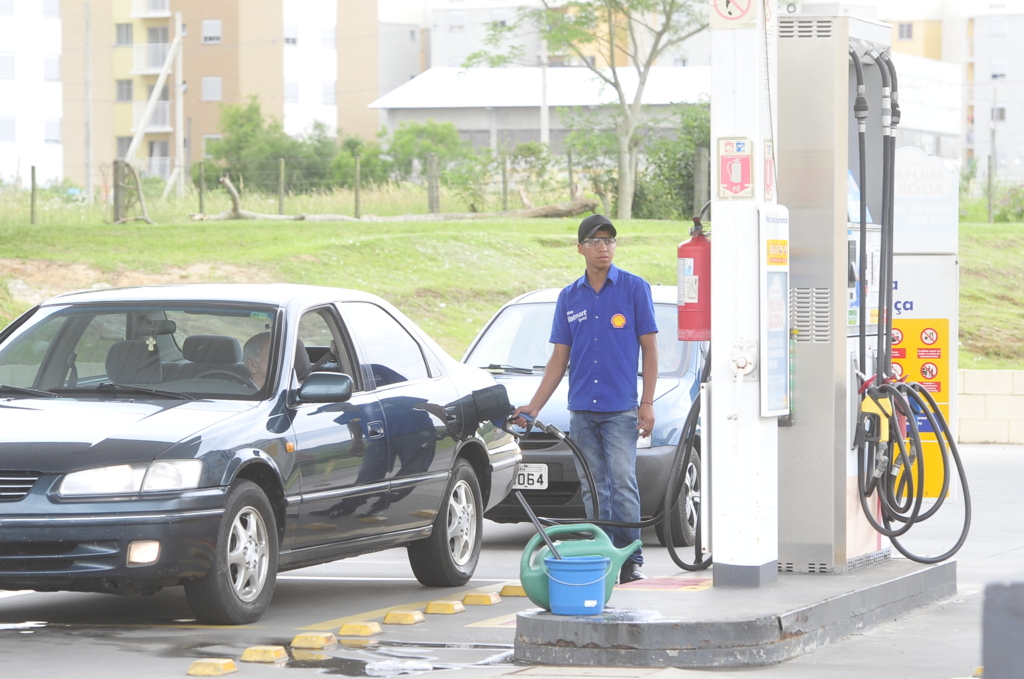 Em 15 dias, gasolina subiu até R$ 0,20 e chega a R$ 4,45 em Santa Maria