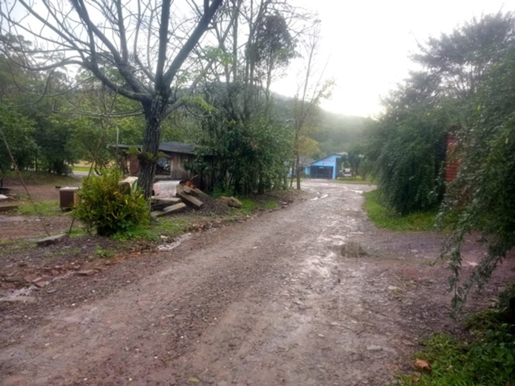 Fotos: Natália Venturini (Diário) - No Beco Servidão, além do barro e dos buracos, não há água encanada para as residências. Em dias de muita chuva, sanga que a atrás das casas transborda, ocasionando prejuízos à vizinhança