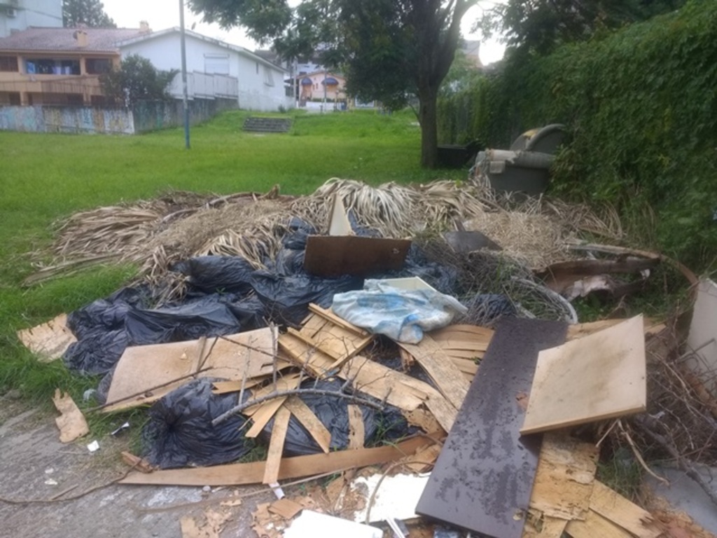Fotos:  Natália Venturini (Diário) - Lixo acumulado na pracinha da Rua Manoel Gomes Carneiro é uma das reclamações