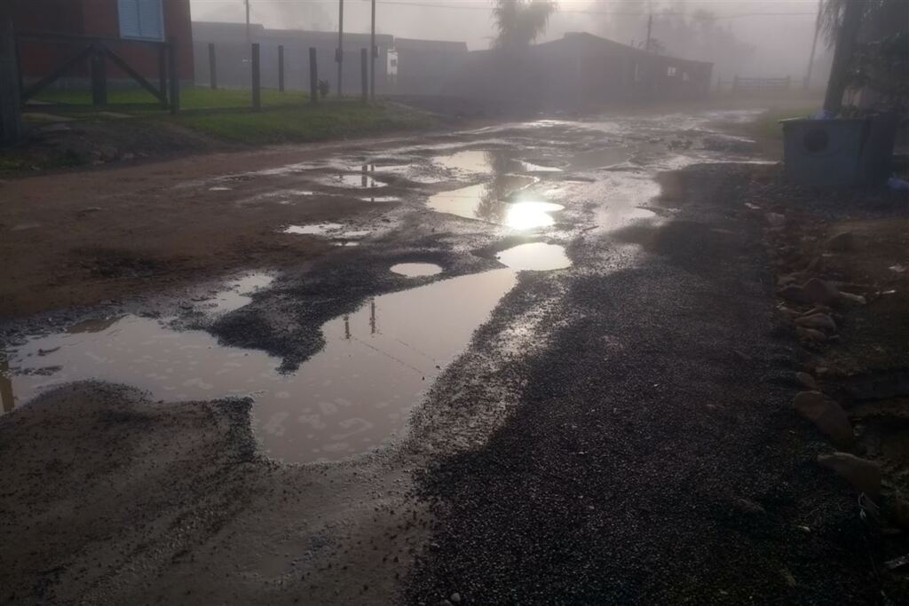 Moradores sofrem com buraqueira nas ruas e falta de infraestrutura no Bairro o das Tropas