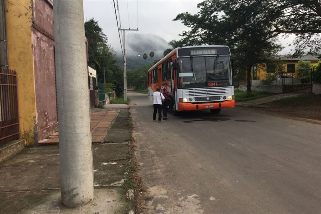 Moradores enfrentam esgoto à céu aberto e falta de paradas na Chácara das Flores