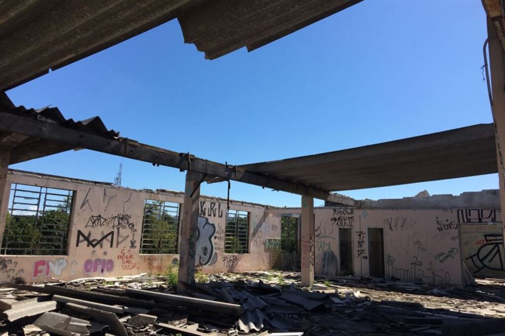 Foto: Natália Venturini - Parque Jockey CLub está destruído. Há entulhos e pichações por todos os lados