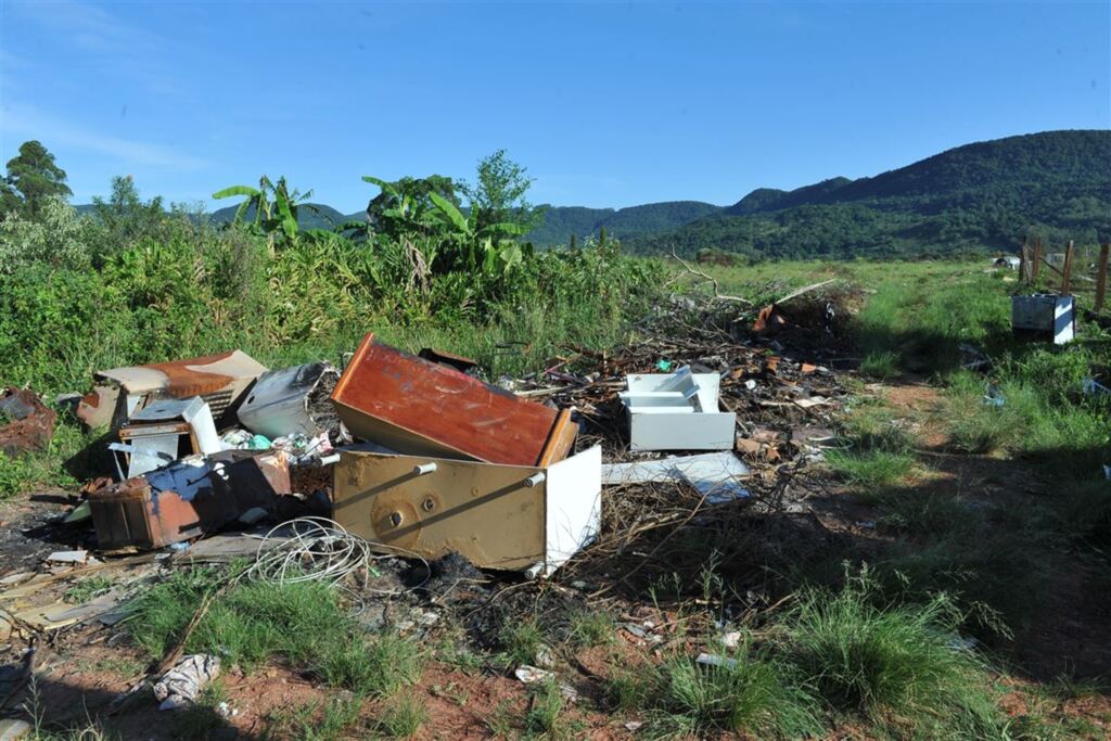 Foto: Charles Guerra - Lixo toma conta de terreno onde deveria ter sido construída uma creche do programa Proinfância