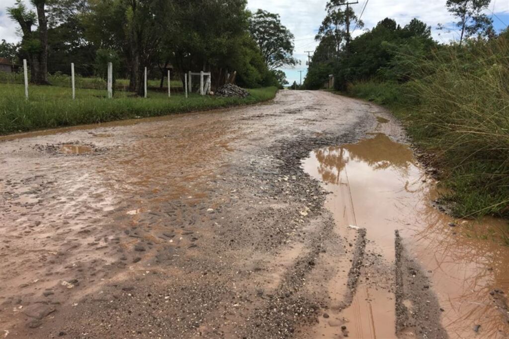 Buracos em ruas e calçadas atrapalham a vida no Bairro Diácono João Luiz Pozzobon