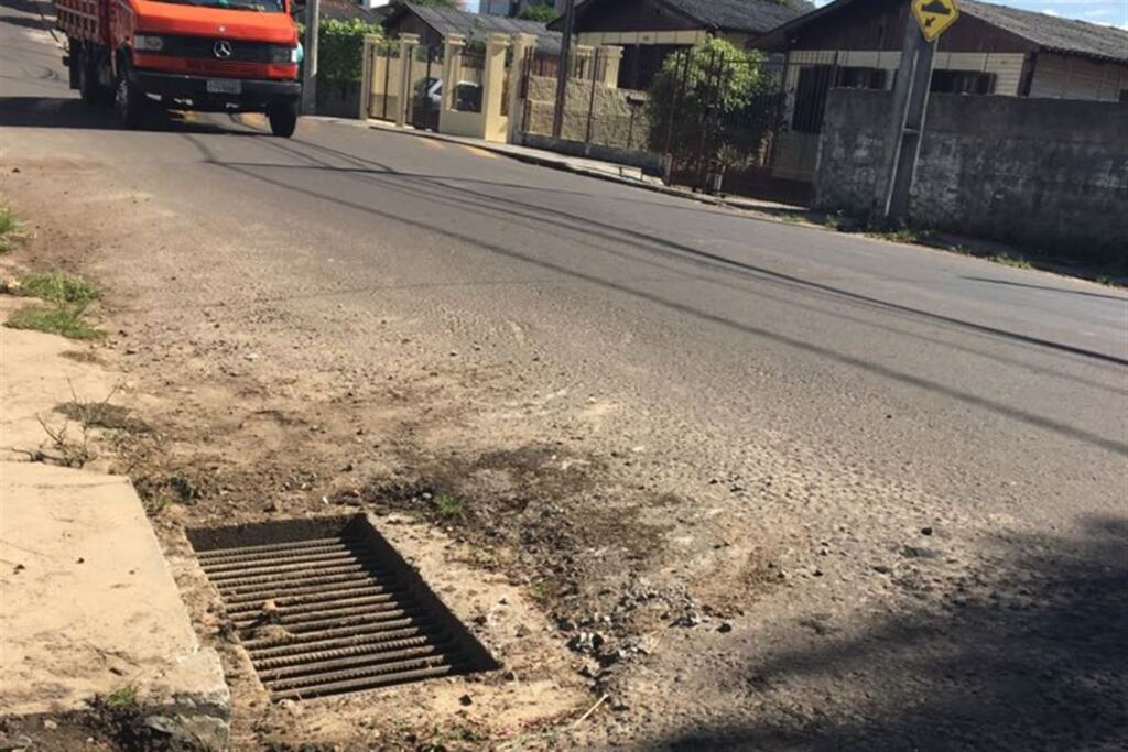Bueiros entupidos, alagamentos e buracos incomodam moradores do Bairro Dores