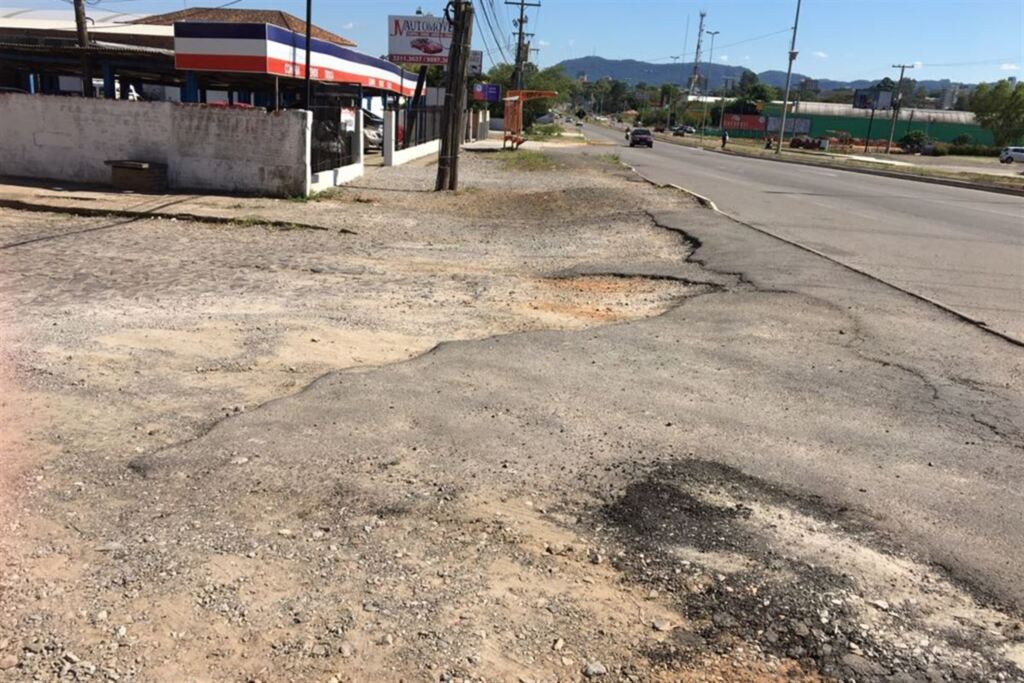 Foto: Natália Venturini (Diário) - Rua Conselheiro Pereyron, que dá o ao bairro pela Avenida Hélvio Basso, está esburacada