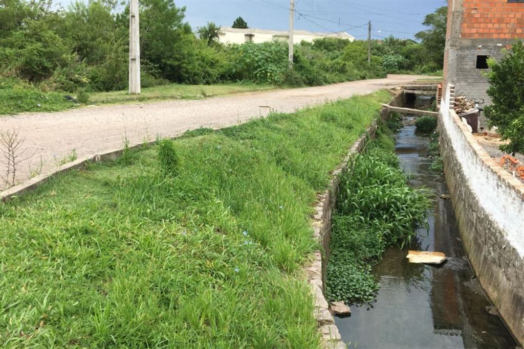 Foto: Natália Venturini (Diário) - Canalização não terminada causa alagamentos no bairro