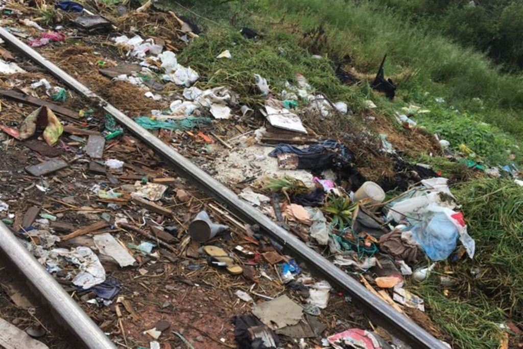 Alagamentos, buracos e lixo acumulado incomodam vizinhos no Bairro Presidente João Goulart