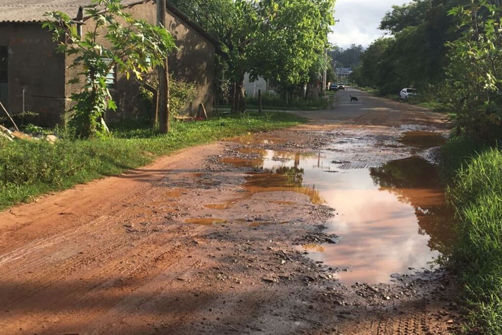 Ruas esburacadas incomodam vizinhança do Bairro Renascença