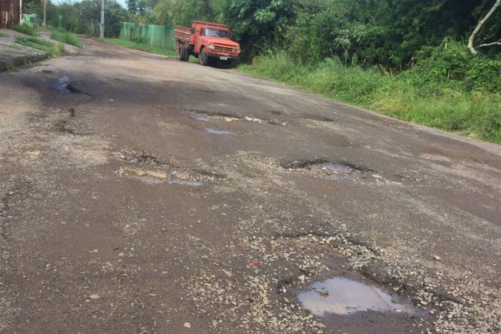 Fotos: Natália Venturini (Diário) - Rua Célio Schirmer está toda esburacada