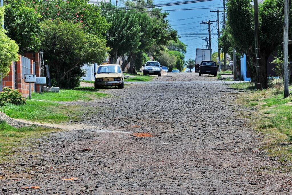Fotos: Charles Guerra - Ruas esburacadas, como a Generoso Almeida da Rocha, e postes com lâmpadas queimadas, como o que fica em frente ao posto, são problemas