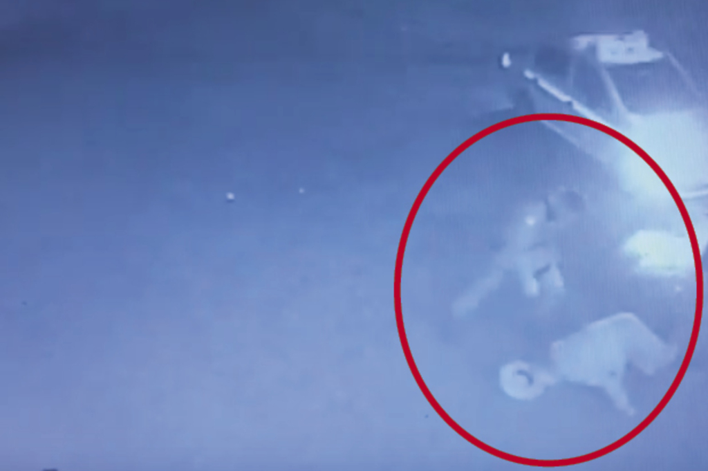 VÍDEO: câmeras de segurança flagram carroceiro sendo espancado por policiais militares