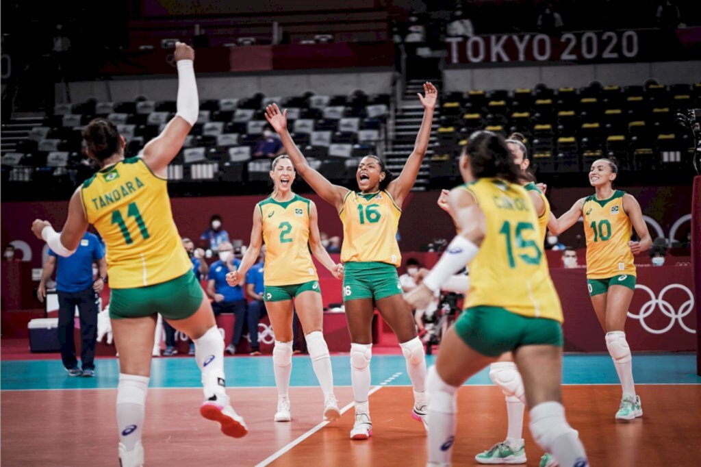 Brasileiras têm vitória apertada contra dominicanas no vôlei