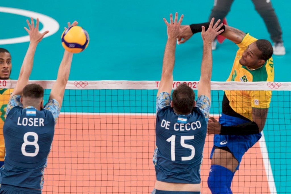 título imagem Brasil vence Argentina de virada, em duelo emocionante no vôlei masculino