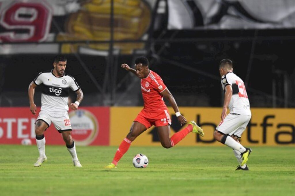 Inter marca no fim e vence o Olimpia no Paraguai