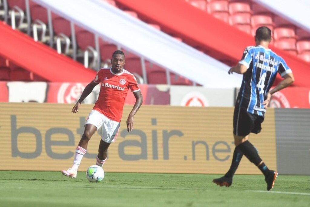 Em virada nos acréscimos, Inter vence o Grêmio e abre vantagem na liderança do Brasileirão