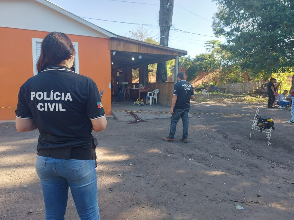título imagem Dois irmãos são executados com tiros na cabeça e outra vítima fica ferida em Santa Maria